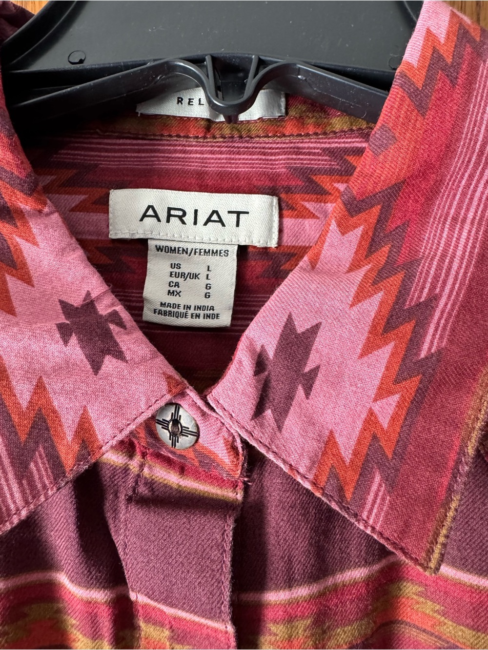 Ariat women’s Relaxed Fit Maroon & Pink Patterned Button-Up Shirt sz l - Picture 4 of 8